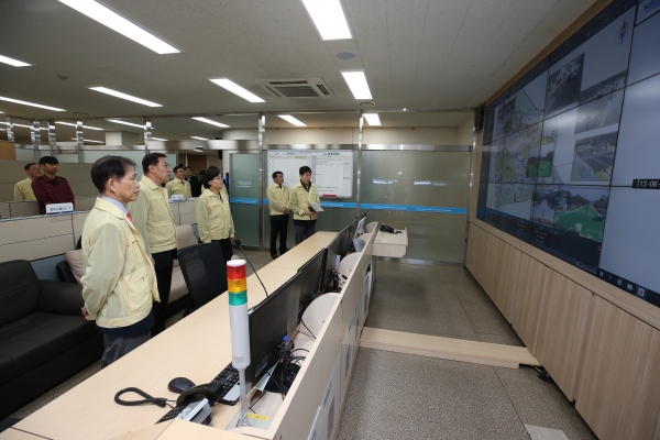 과학기술정보통신부 문미옥 1차관은 4월 9일(화) 대전시 유성구에 위치한 한국과학기술원을 방문하여                 재난안전상황실 화재모니터링시스템을 살펴보고 있다.
