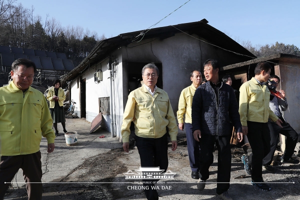 문재인 대통령이 지난 5일 강원도 산불 화재현장을 방문하고 있다. (사진=청와대)