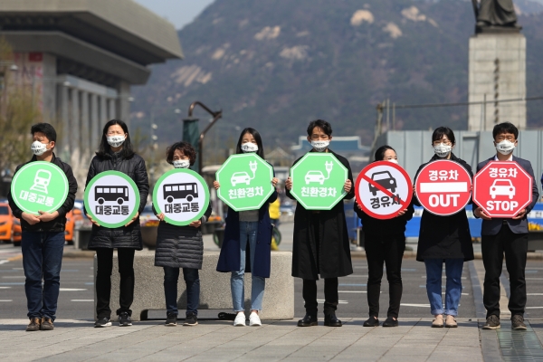 11일 오전 환경운동연합 회원들은 서울 세종대로 주변에서 경유차 퇴출과 친환경 대중교통 활성화를 촉구하는 '미세먼지 줄이기 행동 캠페인'을 진행했다. (사진제공= 환경운동연합)