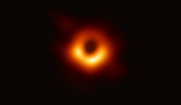 이번에 관측한 M87. 중심의 검은 부분은 블랙홀(사건의 지평선)과 블랙홀을 포함하는 그림자이고, 고리의 빛나는 부분은 블랙홀의 중력에 의해 휘어진 빛이다. 관측자로 향하는 부분이 더 밝게 보인다.