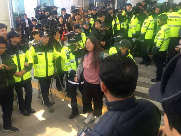 한국대학생진보연합 소속 대학생 20여명이 국회의원회관 전면 로비 앞에 스크럼을 짜고 누워서 농성을 벌이다가 한명씩 경찰에 의해 대기하고 있던 경찰버스에 태워져 연행되고 있다. (사진= 원성훈 기자)
