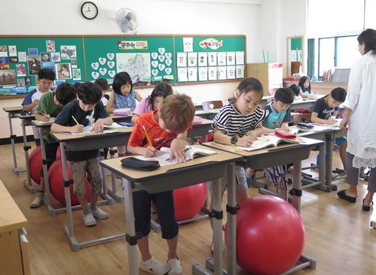강동구가 시범적으로 실시하고 있는 '움직이는 교실, 건강한 학교'의 수업 장면.
