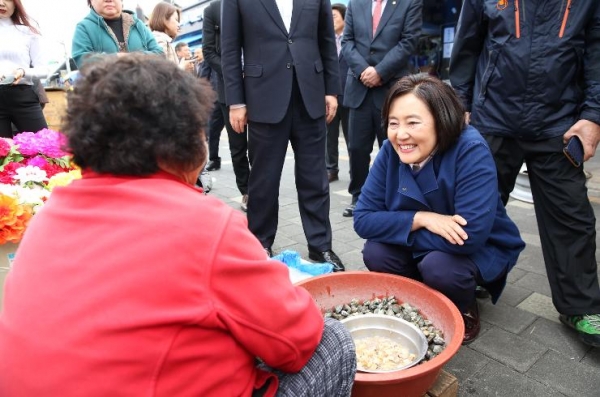 박영선 중기부 장관이 지난 11일 당진 전통시장을 방문해 지역상인과 대화를 나누고 있다. (사진=중소벤처기업부)