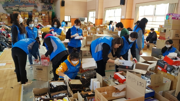 유엔봉사단 자원봉사자들이 구호물품을 정리하고 있다. 사진제공=유엔봉사단