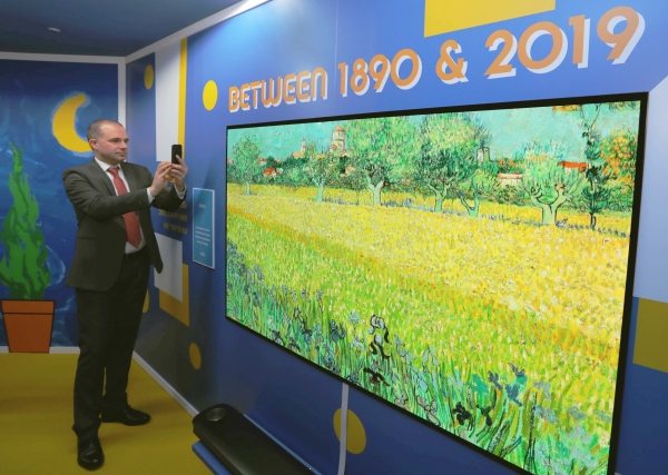 애드리안 돈스젤만 매니징 디렉터가 디지털 갤러리 내부에 있는 OLED TV를 촬영하고 있다. (사진제공=LG디스플레이)