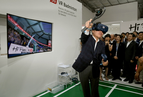 이낙연 총리가 지난해 8월 19일 인도네시아 자카르타·팔렘방 아시안게임 주경기장인 겔로라 붕 카르노 스타디움에 있는 KT 5G 체험관을 방문해 VR을 쓰고 5G를 체험하고 있다. (사진=국무조정실)