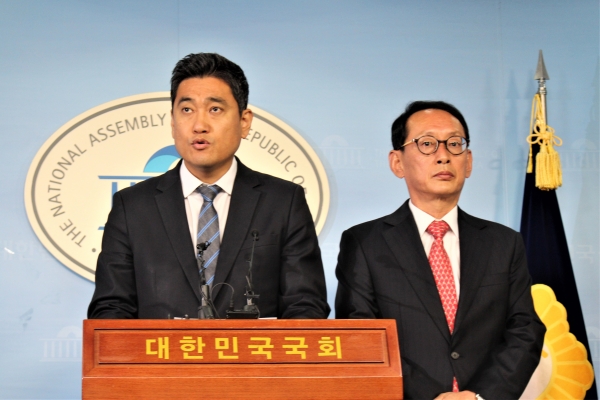 바른미래당 오신환 의원(왼쪽)은 자유한국당 김도읍 의원과 함께 지난 11일 국회정론관에서 기자회견을 열었다. (사진= 원성훈 기자)