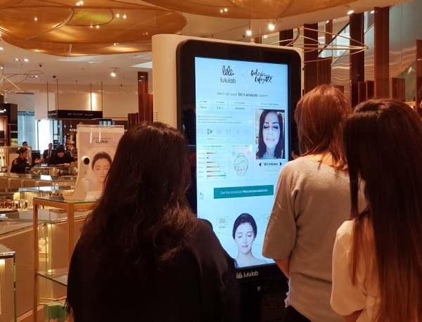 아랍에미리트 두바이에 있는 두바이몰에서 현지 고객들이 룰루랩의 인공지능 뷰티 스토어를 체험하고 있다. 사진제공=룰루랩
