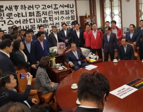24일 오전 국회의장실에 몰려간 자유한국당 의원들이 바른미래당 오신환 의원의 사보임을 허락하면 안된다고 주장하고 있다. (사진= 원성훈 기자)