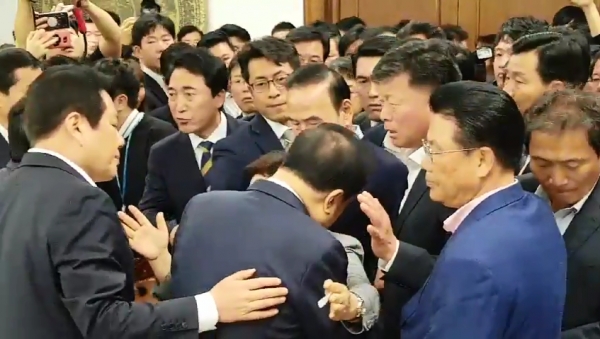 문희상 국회의장이 24일 국회의장실로 몰려온 한국당 의원들 중 임이자 의원을 양 팔로 끌어안고 귓속말을 하는 장면. (사진= 원성훈 기자)