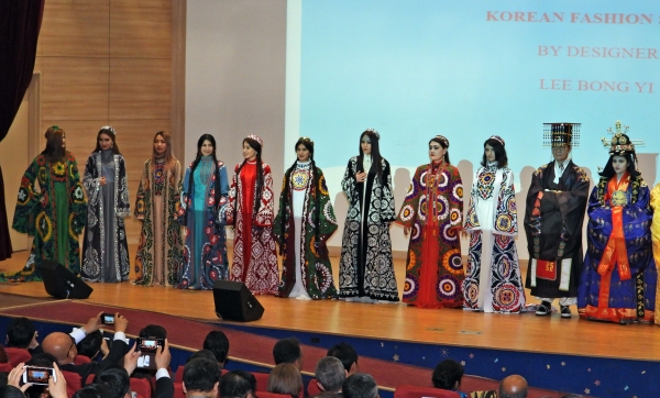 한-타지키스탄 수교27주년 기념행사 2부 공연인 패션쇼 (사진=손진석 기자)