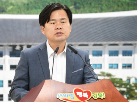 김호진 일자리경제산업실장이 2030 신경북형 미래전략산업 언론브리핑을 개최하고 있다.  (사진제공=경북도)