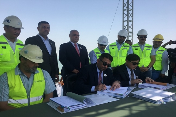 박찬용(앞줄 왼쪽 세 번째) 대우건설 상무와 알 말리키(〃두 번째) 이라크 교통부 장관이 지난달 30일 이라크 알 포(Al Faw) 서방파제현장 준공식에서 컨테이너터미널 공사 계약서에 서명을 하고 있다. (사진제공=대우건설)