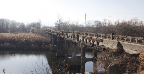암정교는 1930년대 세워진 다리로 1950년 625동란전까지 김화 평강 금성을 있는 중요한 교통로였다. (사진=손진석 기자)