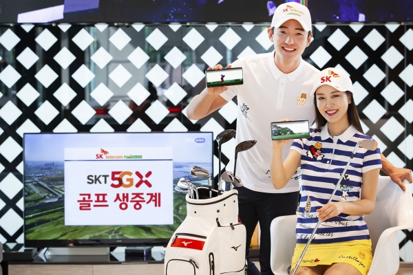 SK텔레콤 홍보모델들이 5G를 활용한 'SK텔레콤 오픈 2019' 골프 생중계 서비스를 홍보하고 있다. (사진제공=SK텔레콤)
