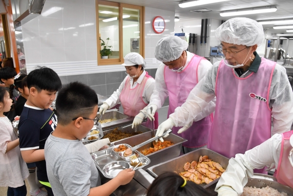 임종식 경북교육감이 예천 호명초교 급식소를 점검하면서 직접 학생들에게 배식을 돕고 있다.  (사진제공=경북교육청)