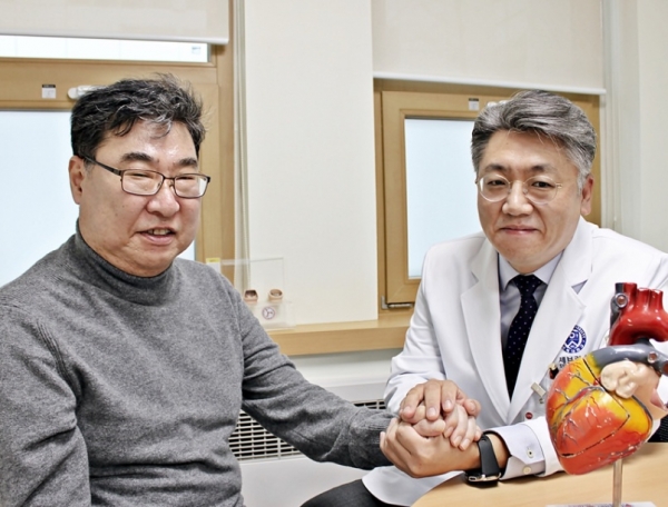 윤영남 교수가 건강을 회복한 심장이식 환자를 축하해주고 있다.