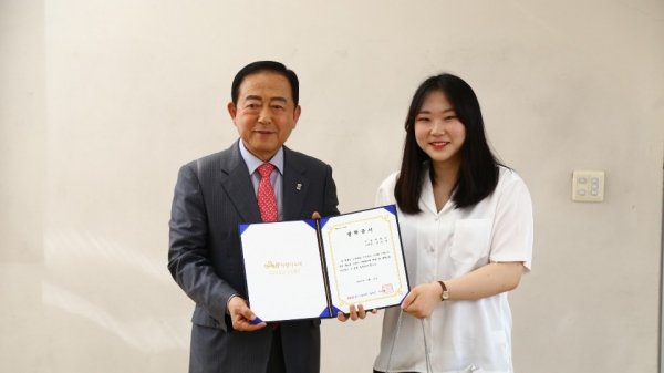 왼쪽 김영래 사랑나눔재단 이사, 오른쪽 선진경 대표 장학생(사진제공=중기중앙회)