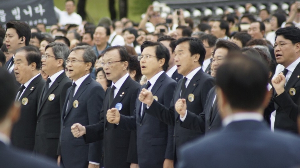 18일 국립 5·18 민주묘지에서 개최된 제39주년 5·18민주화운동 기념식에 참석한 자유한국당 황교안 대표(앞줄 왼쪽 다섯번째)가 '임을 위한 행진곡'을 제창하고 있다. (사진= 원성훈 기자)