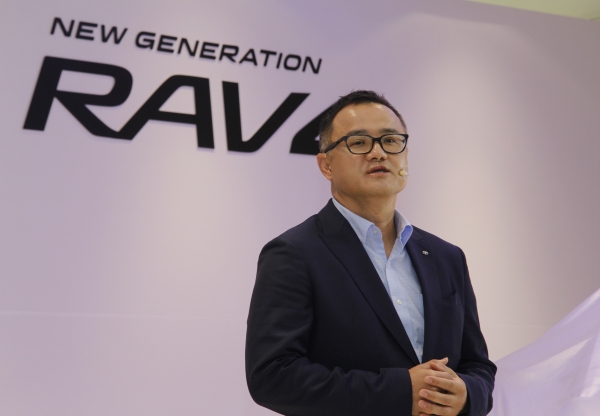타케무라 노부유키 토요타 코리아 사장이 뉴 제너레이션 RAV4에 대해 설명하고 있다. (사진=손진석 기자)