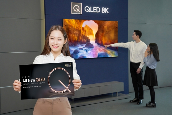 삼성전자 모델이 2019년형 'QLED TV'를 소개하고 있다.&nbsp; (사진제공=삼성전자)