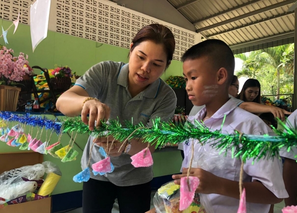 태국 POSCO-SouthAsia 임직원이 인근지역 반농송 초등학교에 어린이와 양호실 환경 개선 활동을 하고 있다. (사진제공=포스코)