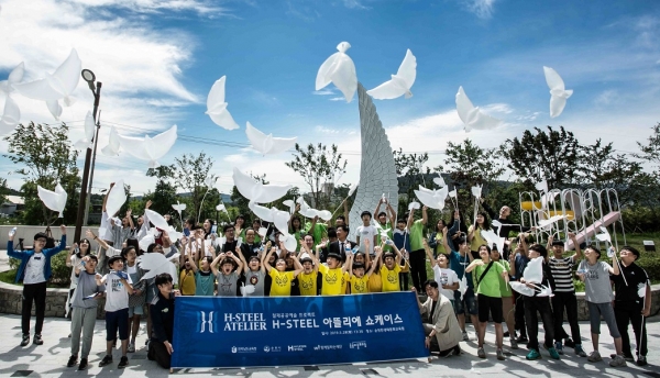 행사에 참석한 시민들이 순천시의 상징인 두루미 풍선을 날리고 있다. (사진제공=현대제철)