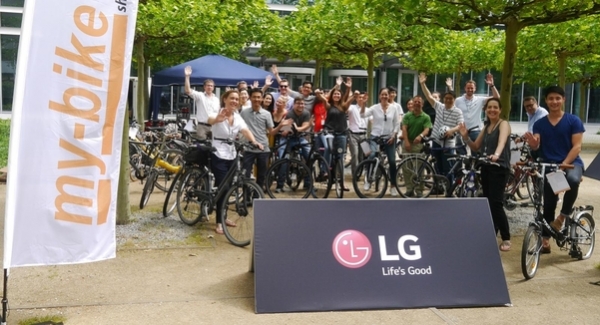‘자전거 타고 출근하는 날’ 행사에 참여한 LG전자 독일 직원들이 기념촬영을 하고 있다. (사진제공=LG전자)