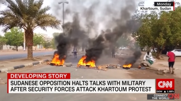 수단에서 군부와 시위대가 충돌해 108명이 사망하는 유혈사태가 발생했다. (사진=CNN 뉴스 캡처)