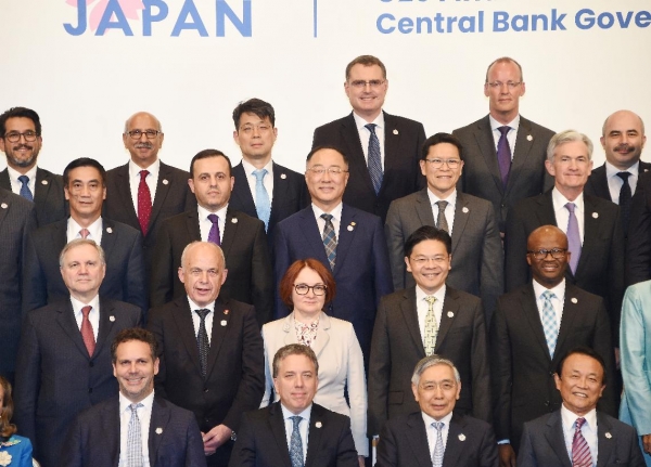 홍남기 부총리가 지난 9일 일본 후쿠오카 힐튼 씨 호크 호텔에서 열린 'G20 재무장관회의'에 참석해 각국 대표들과 기념사진을 찍고 있다. (사진=기획재정부)