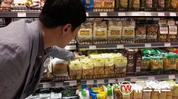 성남시가 대형 식품판매업소를 대상으로 식품 안전 점검을 하는 모습(사진=성남시)