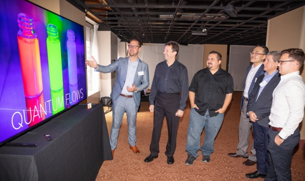 디스플레이 업계 전문가들이 11일(현지시간) 미국 뉴욕 맨해튼에서 열린 '8K 디스플레이 서밋'에서 삼성 QLED 8K TV로 8K 화질을 체험하고 있다. (사진제공=삼성전자)