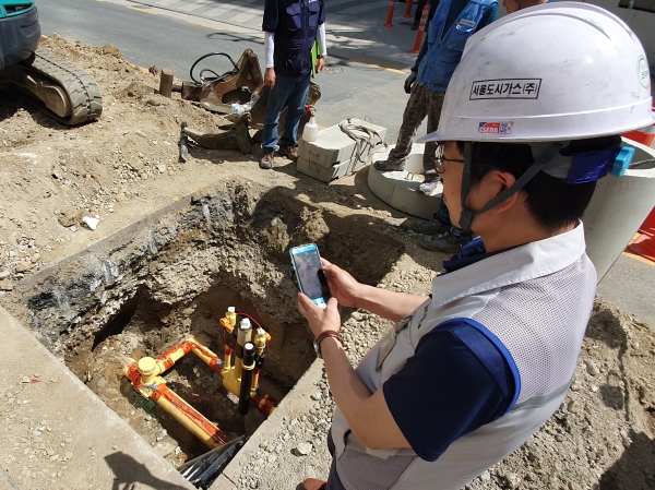 서울도시가스 현장직원이 현장용 스마트 안전관리 앱 ‘스마트 SCG’을 사용하고 있다.