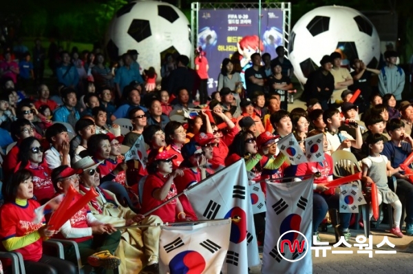 2017 FIFA U-20 월드컵 한국과 포르투갈의 16강 전 당시 만석공원에서 거리 응원을 하고 있는 시민들.(사진제공=수원시)
