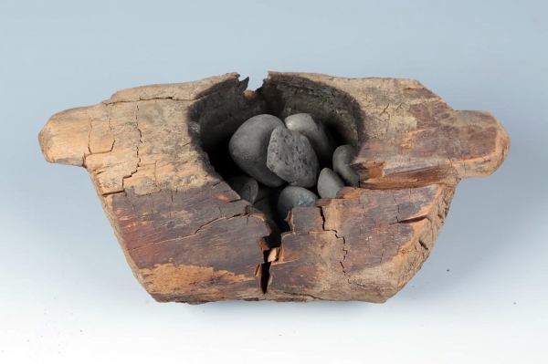 파미르에서 발견된 전형적인 화로와 불에 탄 돌들.