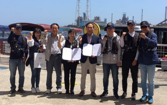 포항크루즈와 한국선원복지고용센터는 지난 13일 포항운하관에서 업무협약을 맺었다. (사진제공=포항크루즈)