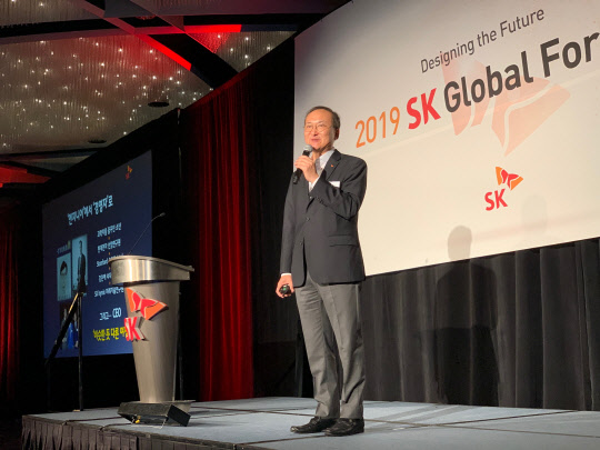 이석희 SK하이닉스 사장이 15일(현지시간) 미국 캘리포니아주 샌프란시스코에서 열린 '2019 SK 글로벌 포럼'에서 사업전략을 발표하고 있다. (사진제공=SK그룹)