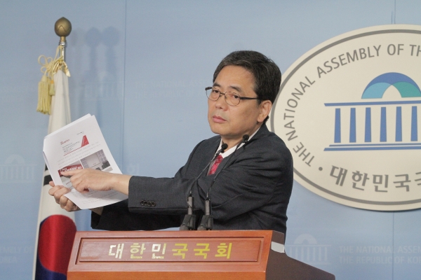 자유한국당 곽상도 의원이 18일 국회정론관 기자회견을 하면서 자료를 펼쳐 보이며 설명하고 있다. (사진= 원성훈 기자)