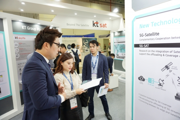KT SAT 직원이 커뮤닉아시아에 참가한 위성사업자들에게 위성 5G 기술에 대해 설명하고 있다. (사진제공=KT SAT)