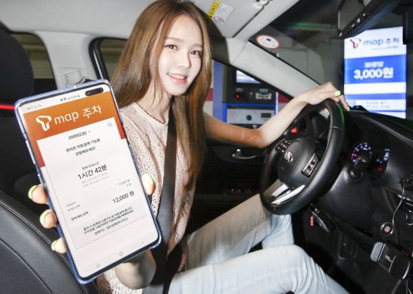 SK텔레콤 모델이 5G 시대 주차 솔루션 'T맵주차'를 소개하고 있다. (사진제공=SK텔레콤)
