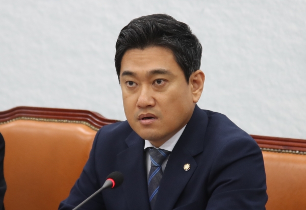 바른미래당 오신환 원내대표가 19일 국회에서 열린 최고위원회의에서 결연한 표정으로 앉아있다. (사진= 원성훈 기자)