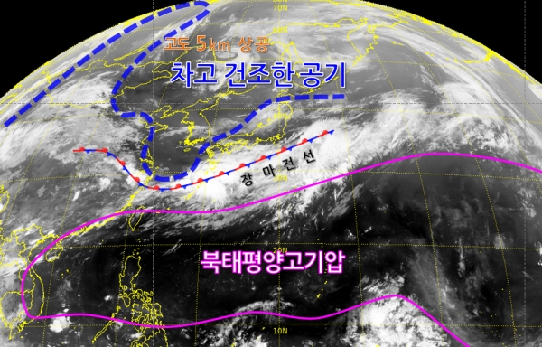 19일 15시 현재 장마전선은 동중국해상에서 일본 남쪽해상까지 동서로 위치하고 있다. 장마전선은 남하와 북상을 반복하면서 일본 남부에 영향을 주고 있다. (사진=기상청)