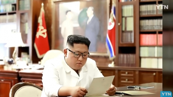 조선중앙통신은 23일 김정은 국무위원장이 트럼프 미국 대통령이 보내온 친서를 읽고 있는 사진을 공개했다. (사진=YTN 캡처)