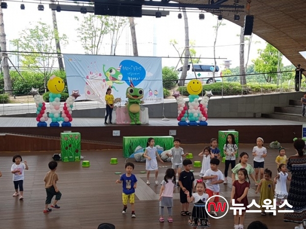 23일 영통구 광교호수공원 마당극장에서 열린 '수원이 탄생 3주년 기념행사'에 참여한 시민들 모습(사진제공=수원시)