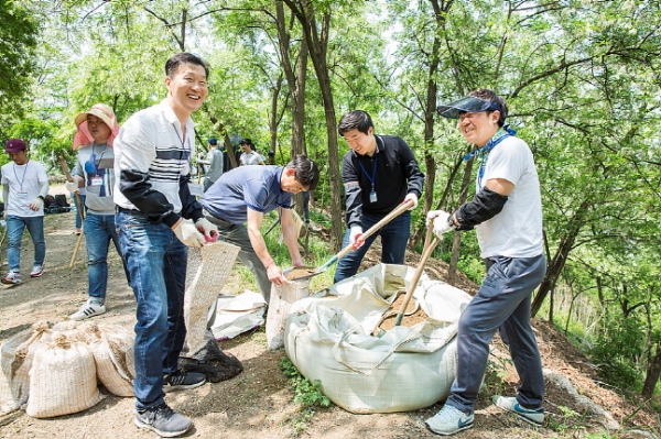 효성중공업 임직원들과 협력사 직원들이 지난 5월 서울시 마포구 노을공원에 위치한 ‘효성 나눔의 숲’을 찾아 나무심기 등 생태 보존 활동을 펼치고 있다. (사진제공=효성)