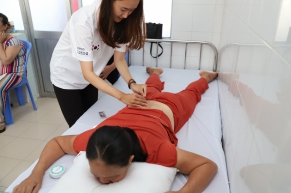 포스코건설 의료봉사단이 베트남 롱손에 있는 보건소에서 의료 봉사활동을 하고 있다. (사진제공=포스코건설)