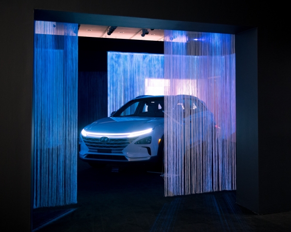 미국 록펠러센터 크리스티 뉴욕 갤러리에서 열리는 ‘예술, 기술 그리고 확장하는 미래’ 전시에 설치된 넥쏘 전시물 (사진=현대자동차)