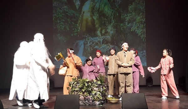 지난해 12월 8일 수원시청 대강당에서 ‘동페라 예술단’이 ‘금도끼 은도끼’를 공연하고 있다.