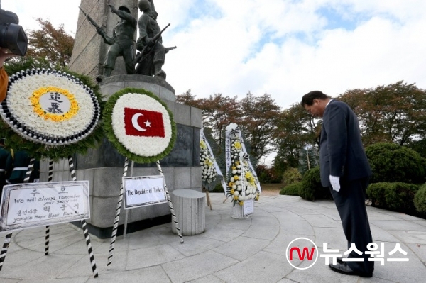 터키군 참전 기념비 헌화 모습