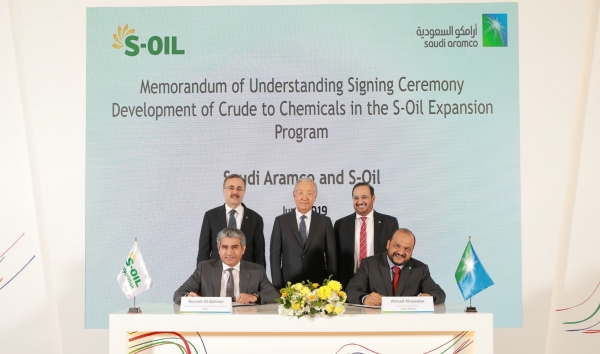 후세인 알 카타니 대표이사 CEO는 사우디아람코와 신규 석유화학부문 투자를 위한 업무협약을 체결했다. (뒷줄 좌측부터) 아민 H. 나세르(Amin H. Nasser) 사우디아람코 사장&CEO, 김철수 S-OIL 이사회 의장, 에이 엠 알-주다이미(Abdulaziz M. Al-Judaimi) 에스오일 이사, (아랫줄 좌측부터) 후세인 알-카타니(Hussain A. Al-Qahtan (사진=에스오일)